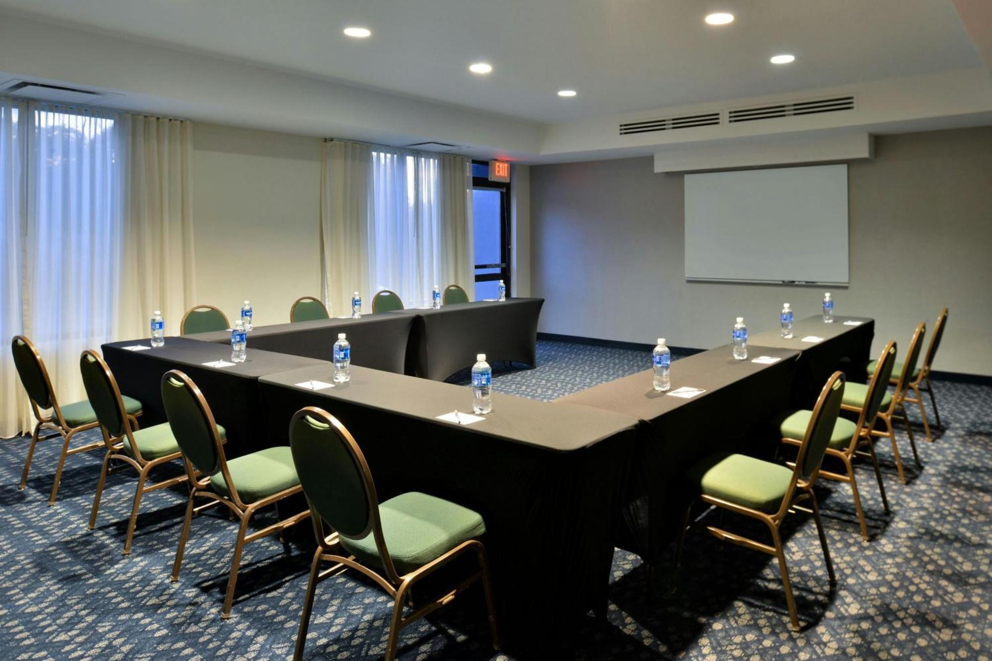 Courtyard By Marriott Harrisburg Hershey Bagian luar foto