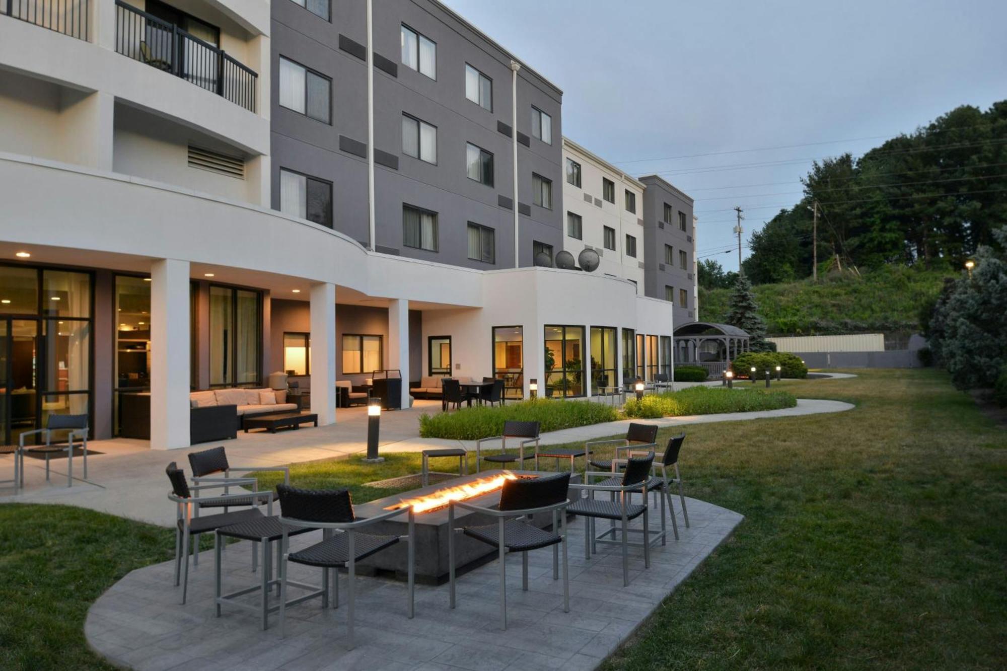Courtyard By Marriott Harrisburg Hershey Bagian luar foto