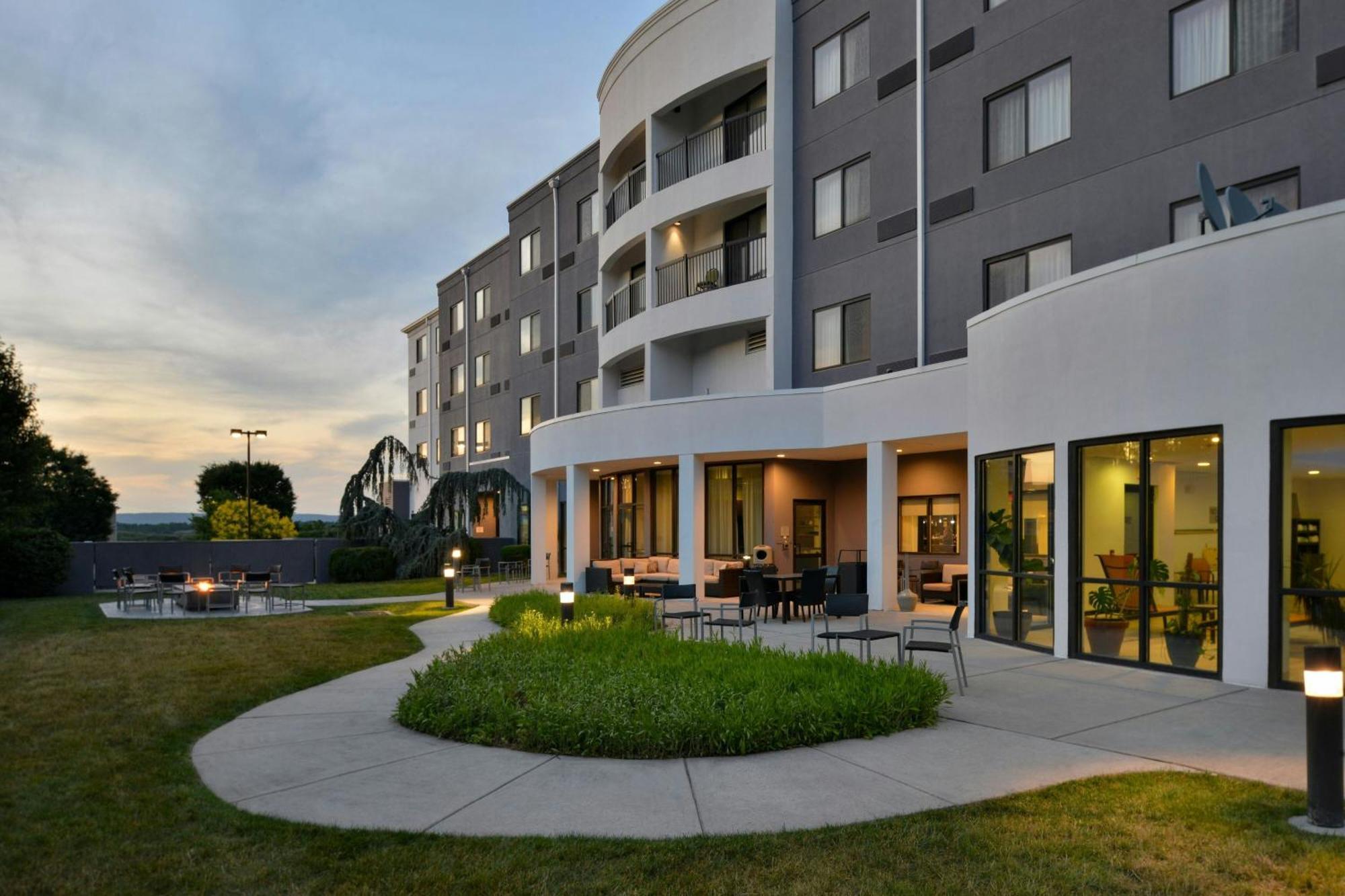 Courtyard By Marriott Harrisburg Hershey Bagian luar foto